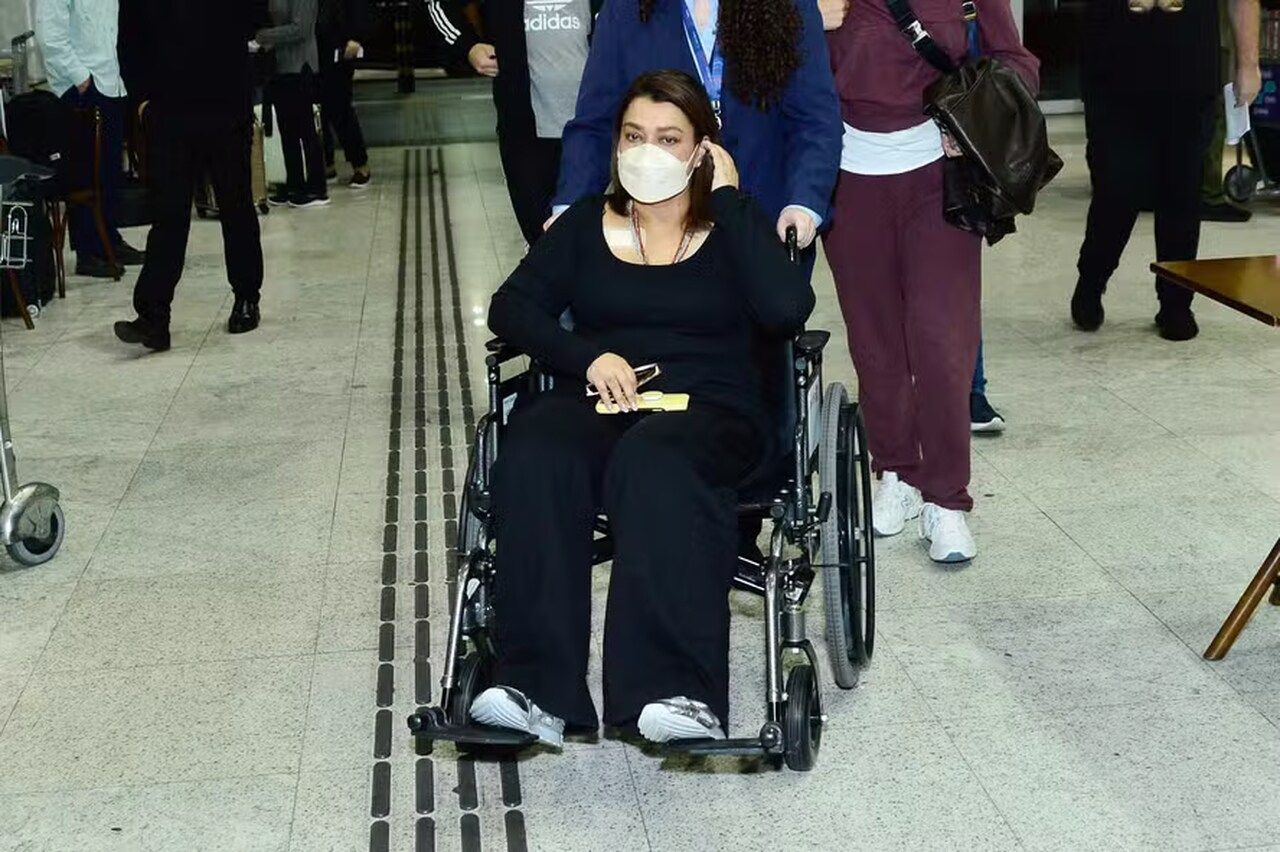Preta Gil embarca de cadeira de rodas para tratamento de câncer nos Estados Unidos