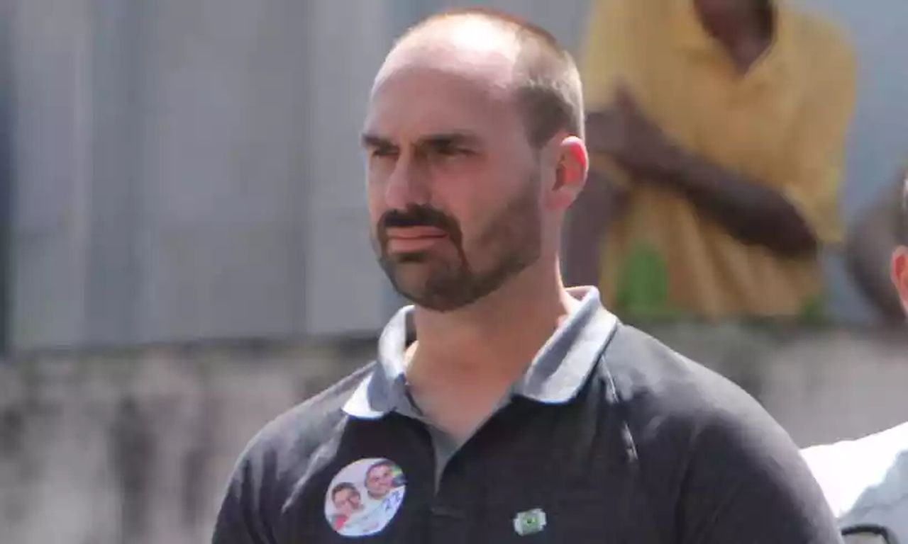 Eduardo Bolsonaro sugere adiar 2º turno para direito de resposta ao pai