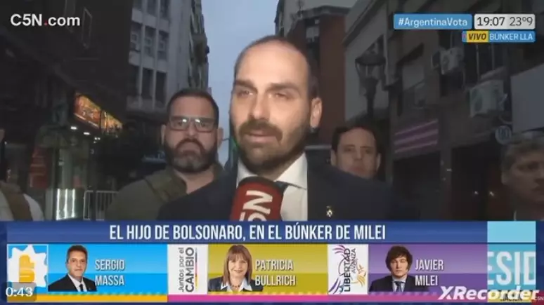 Eduardo Bolsonaro defende armas e é retirado do ar em TV na Argentina
