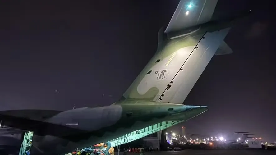 Primeiro avião da FAB com ajuda para vítimas de terremoto pousa na Venezuela