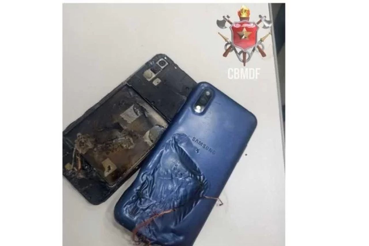 Jovem sofre queimadura de 1º grau após celular explodir na tomada no DF