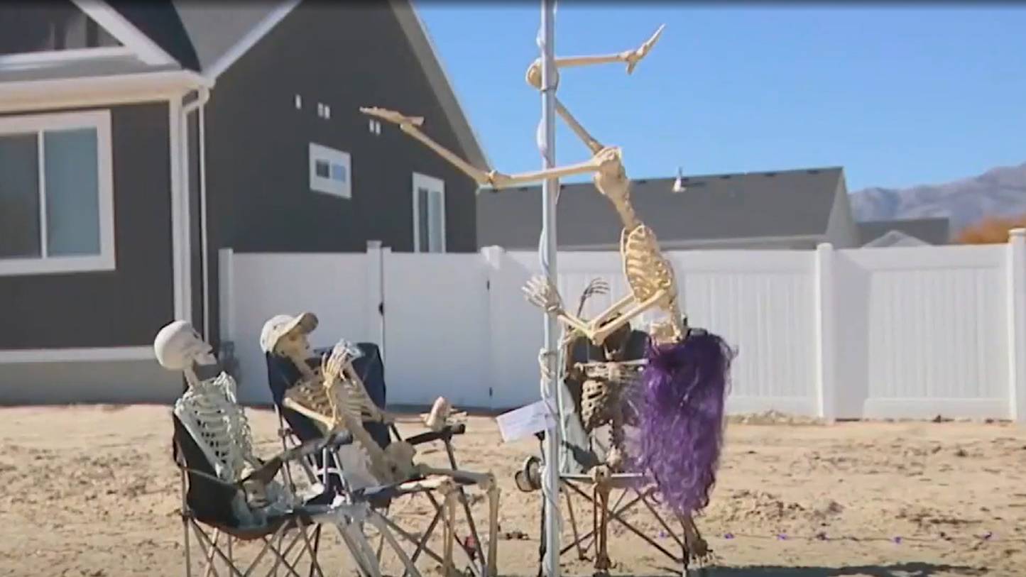 Homem é obrigado a remover decoração de Halloween com esqueleto fazendo pole dance