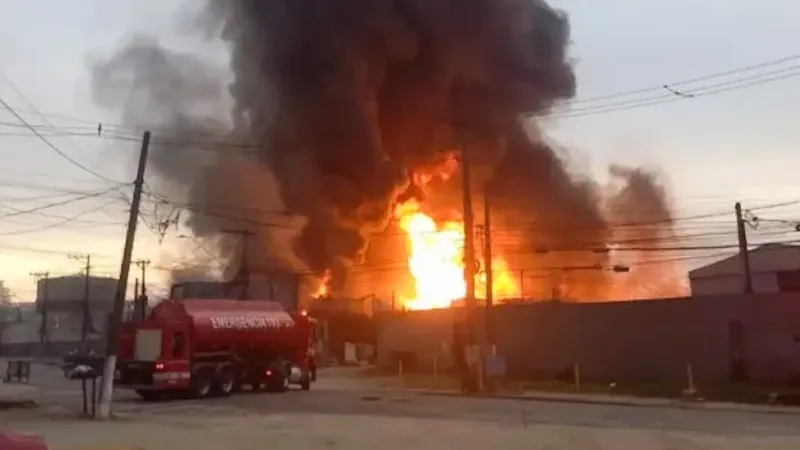 Prefeitura interdita entorno de fábrica atingida por incêndio em SP