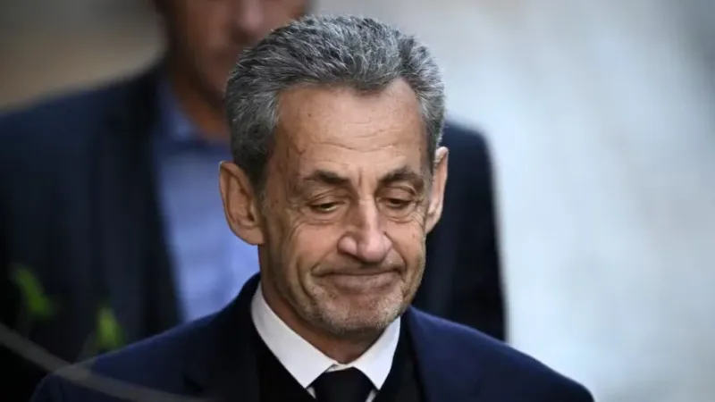 Nicolas Sarkozy chega a prisão e se torna primeiro ex-presidente francês detido