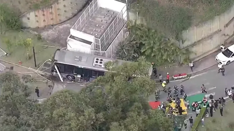 Ônibus fica sem freio na Raposo Tavares, arrasta 16 carros e deixa 12 feridos