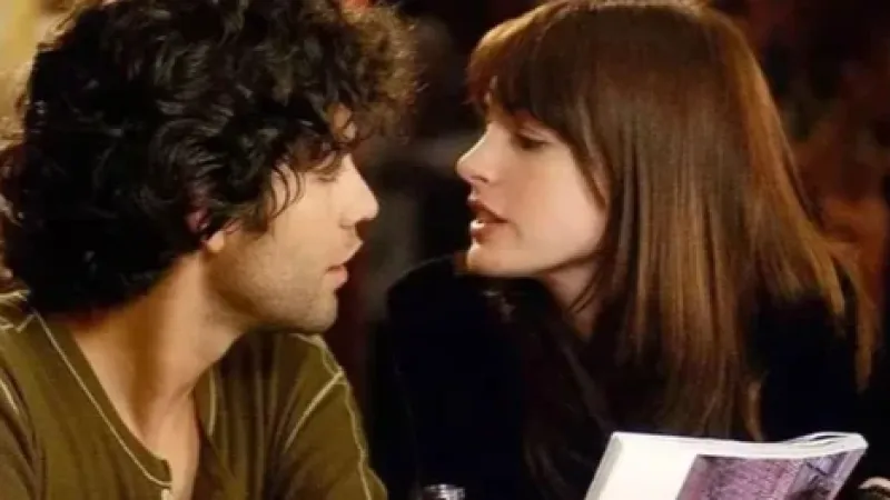 Ator defende personagem de polêmica sobre relação tóxica em ‘O Diabo Veste Prada’