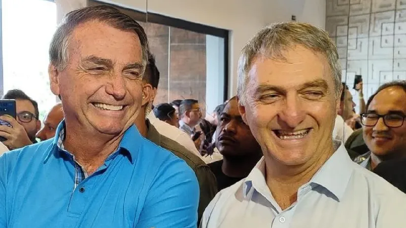 Irmão de Bolsonaro visita ex-presidente e alinha candidatura para 2026