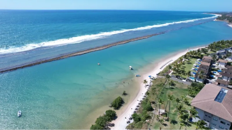 Praia no Nordeste tem a maior piscina natural da América Latina