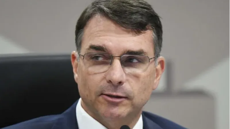 Flávio Bolsonaro comenta briga com Michelle e diz que pai está em 'cativeiro'