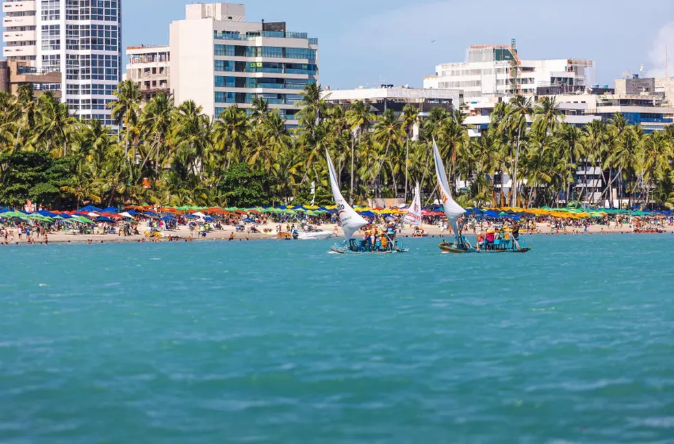 Sem chuvas, quase todos os trechos de praias de AL estão próprios para banho no feriado; veja lista