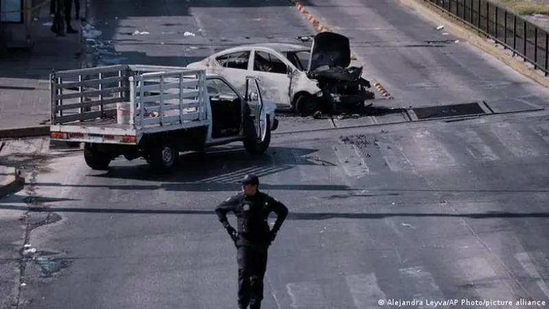 México tem ao menos 73 mortos após assassinato de chefe de cartel