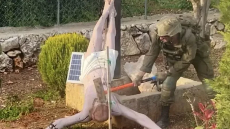 Soldado israelense ataca estátua de Jesus no Líbano
