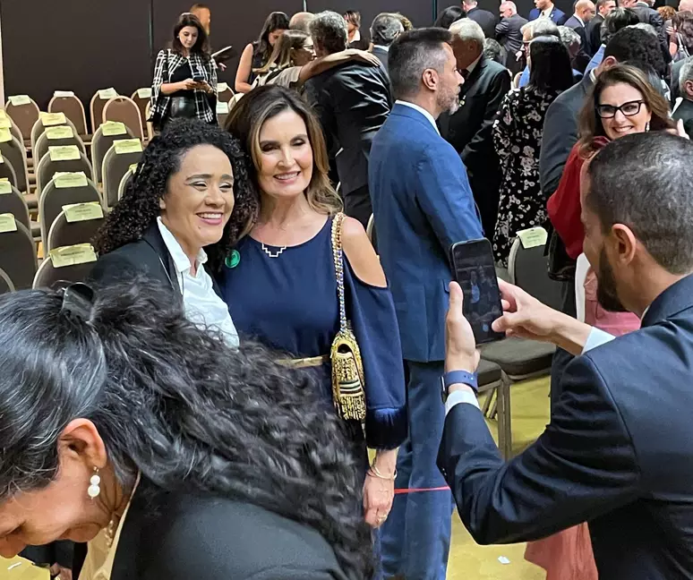Fátima Bernardes é tietada durante posse de Barroso no STF