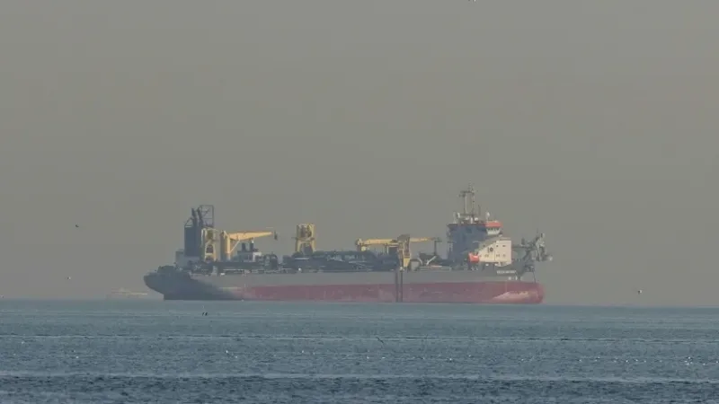 Preços do petróleo e gás disparam após ataques ao Irã; Bolsas operam em queda