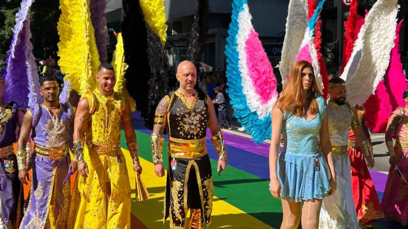 Parada do Orgulho LGBT+ leva à Avenida Paulista imensa urna