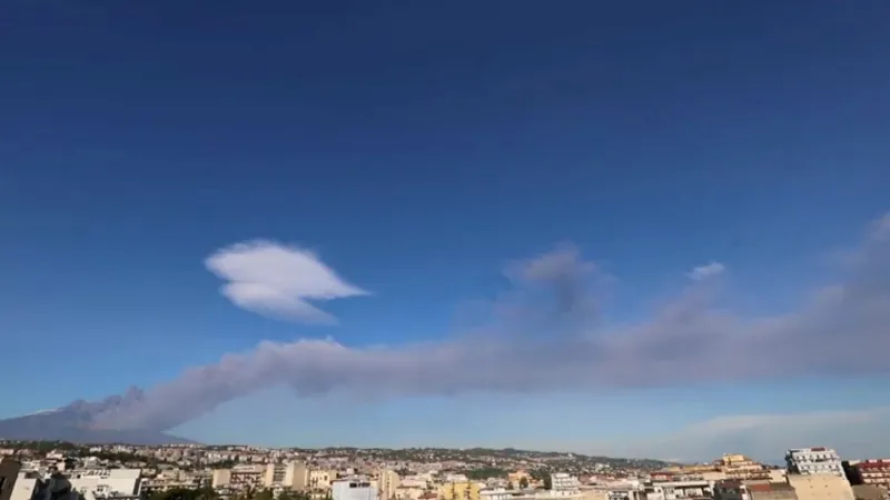 Itália: Etna entra em erupção; espaço aéreo é fechado na Sicília