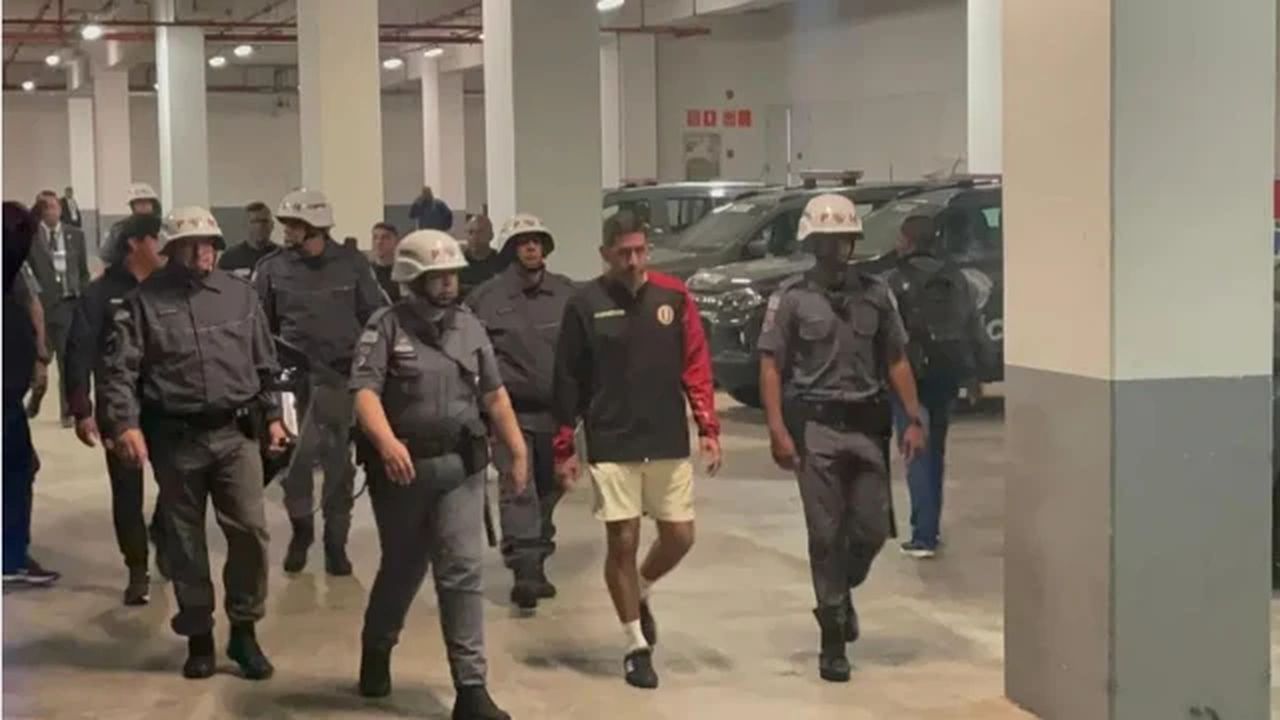Preparador físico do Universitario é preso em flagrante por racismo em jogo contra o Corinthians