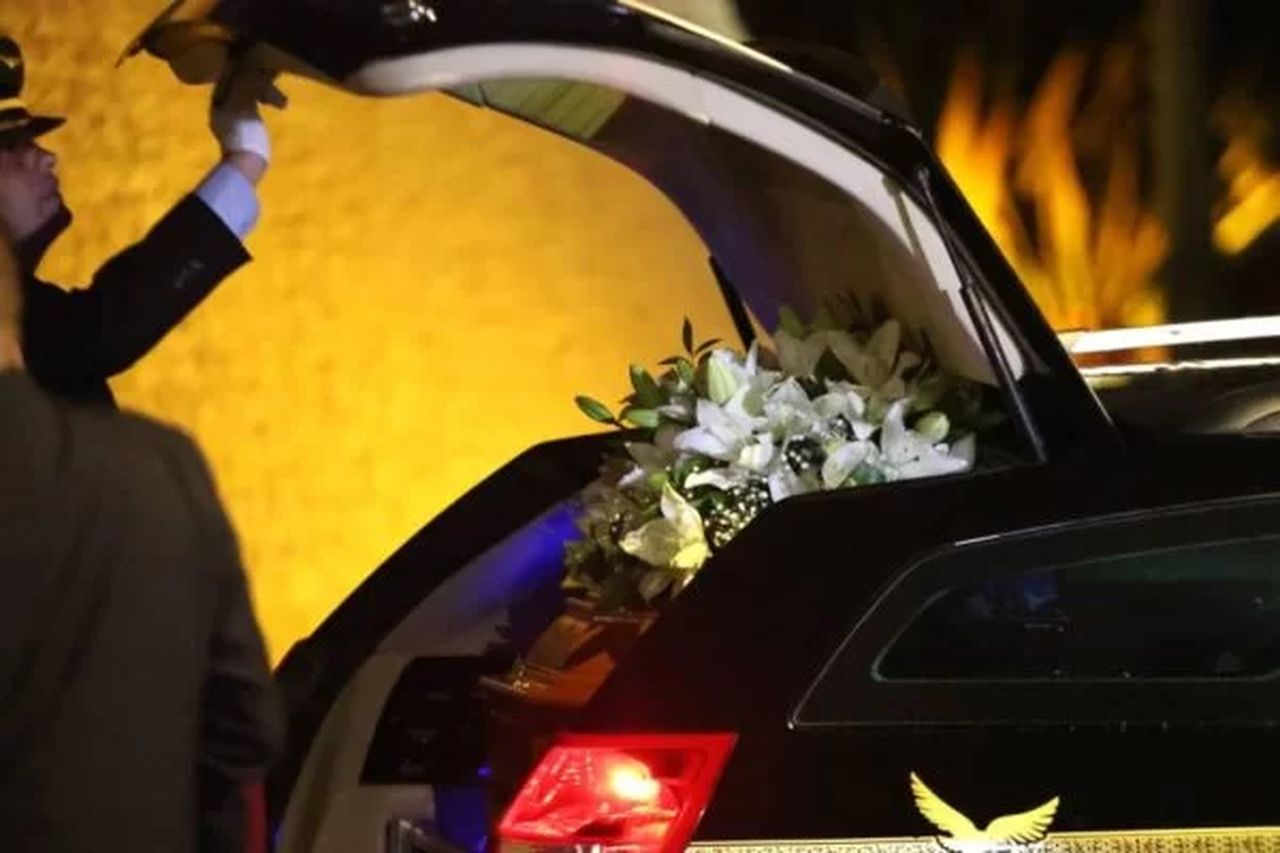 Corpo de Rita Lee deixa o Ibirapuera para ser cremado na Grande SP