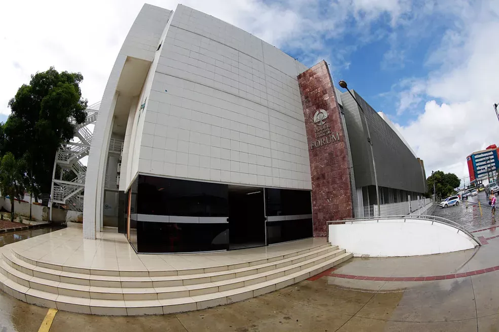 Homem que jogou álcool e ateou fogo à esposa em Maceió é condenado a 26 anos de prisão