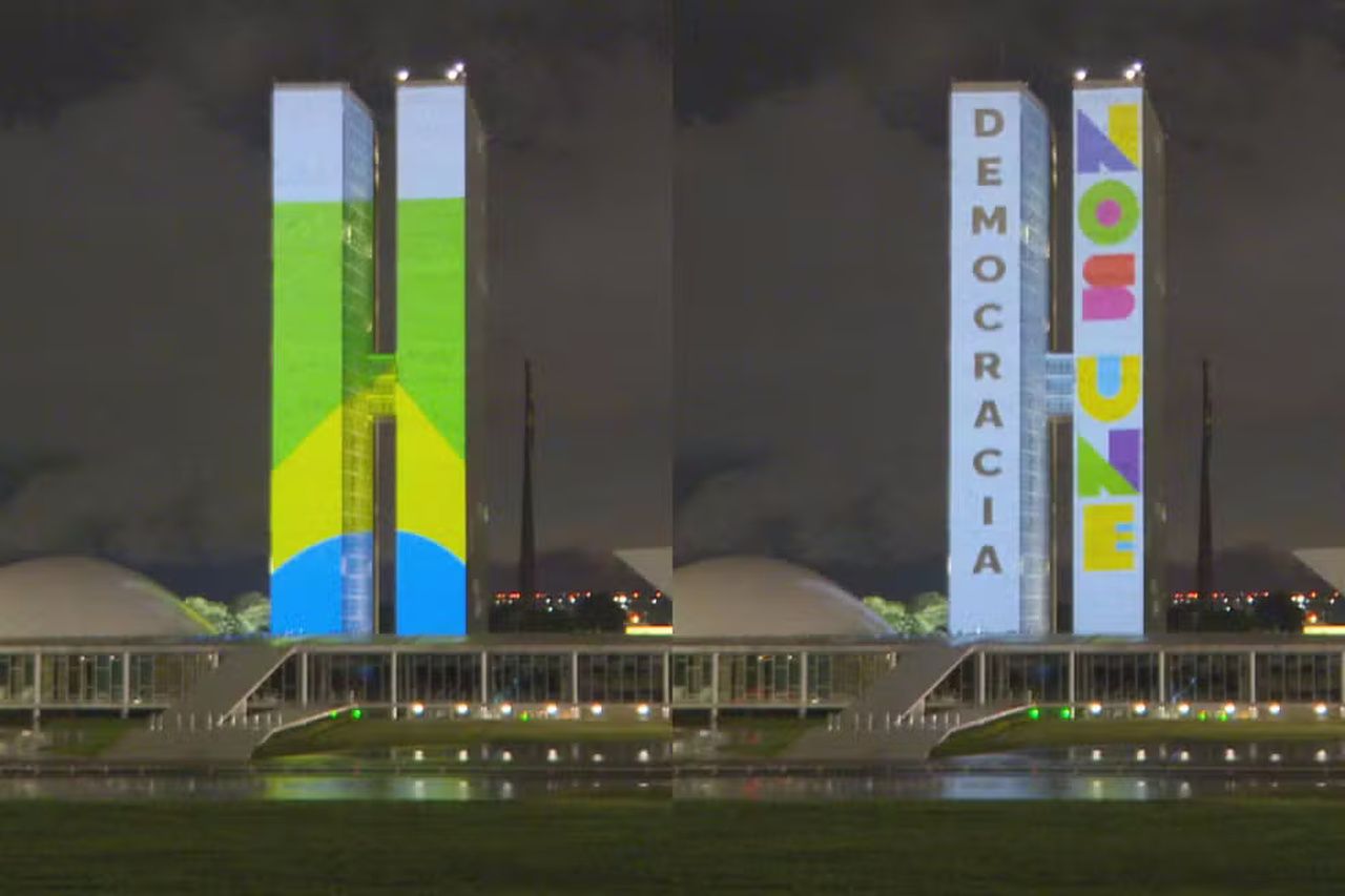 8 de janeiro: projeção no Congresso Nacional exibe bandeira do Brasil e frase em defesa da democracia