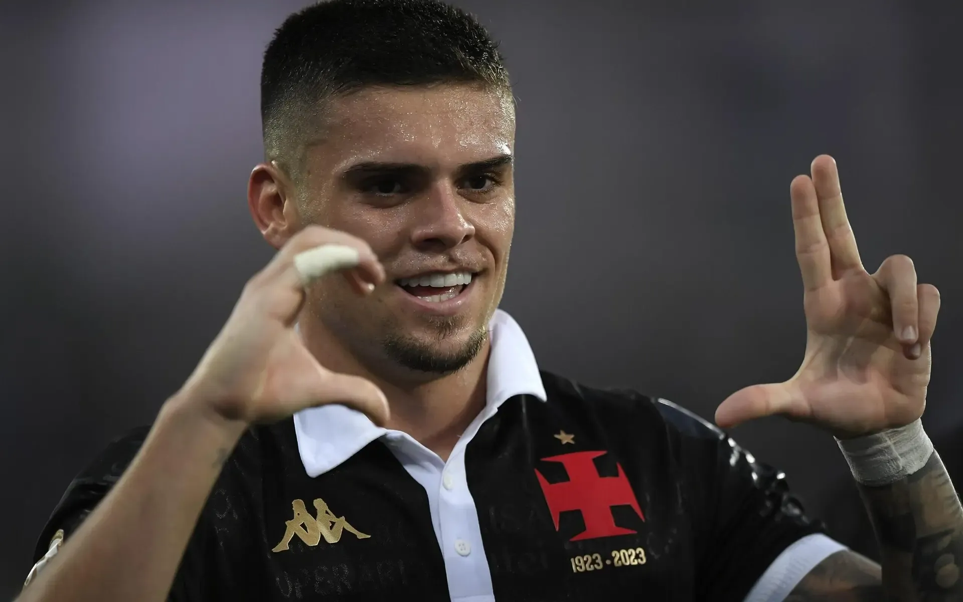 Gabriel Pec brilha, Vasco vence Fluminense em jogo eletrizante e respira no Brasileiro