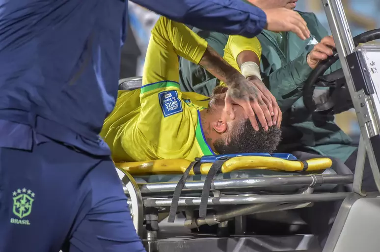 Neymar rompe ligamento do joelho, vai passar por cirurgia e pode ficar até 1 ano fora