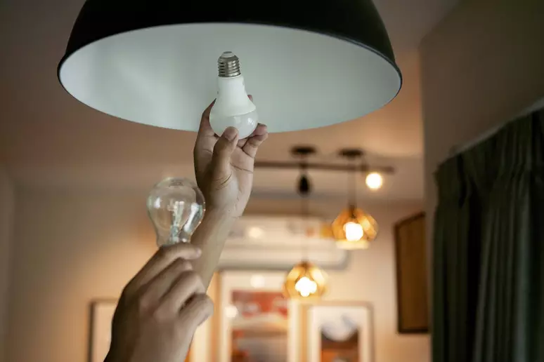 Com medo de pagar conta de luz mais alta no verão? Veja formas de economizar