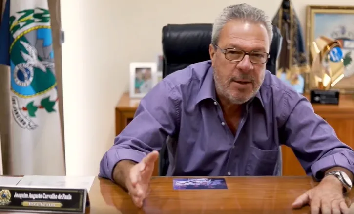 Prefeito sobe em palco, xinga eleitores e diz que não quer mais que votem nele
