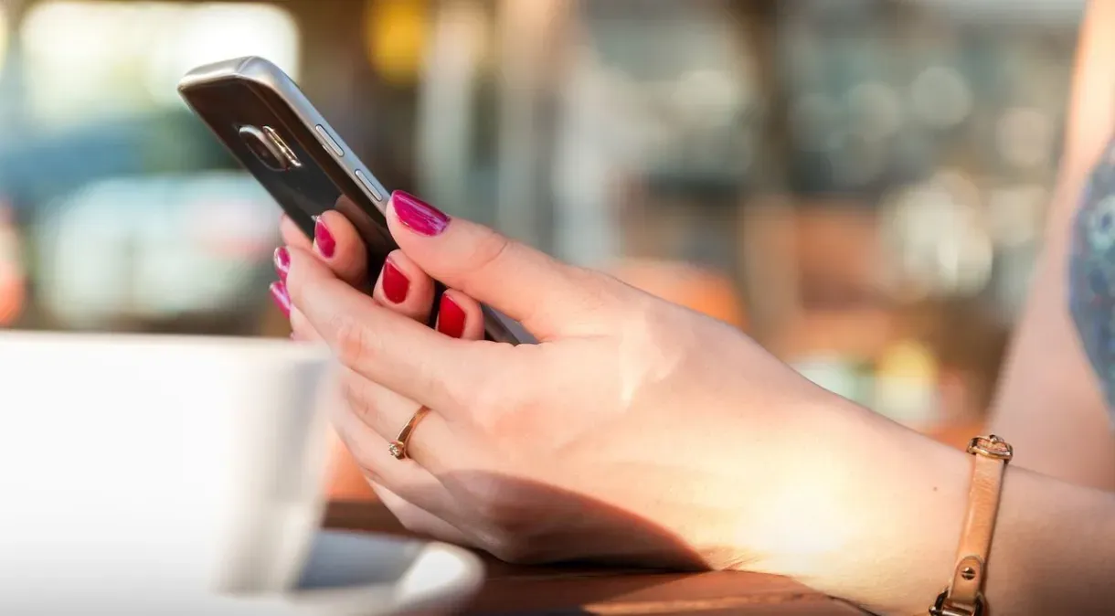 Uso prolongado de celular pode causar lesões na mão, alerta ortopedista
