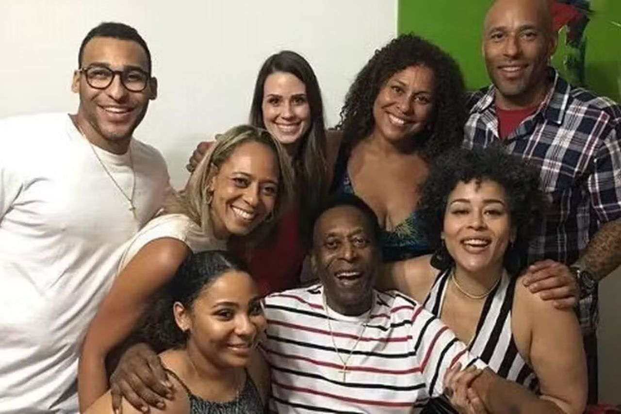 Justiça determina cumprimento do testamento de Pelé; testes de DNA podem apontar nova herdeira