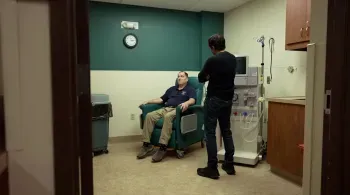 Homem com rim de porco diz que transplante o fez “nascer de novo”