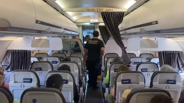 Homem é preso dentro de avião por dever quase R$ 30 mil em pensão alimentícia
