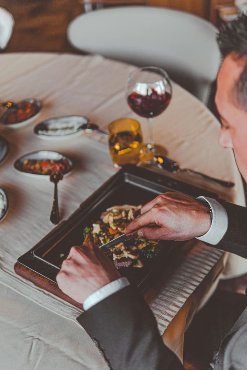O horário ideal de jantar para cada faixa etária, segundo nutricionista