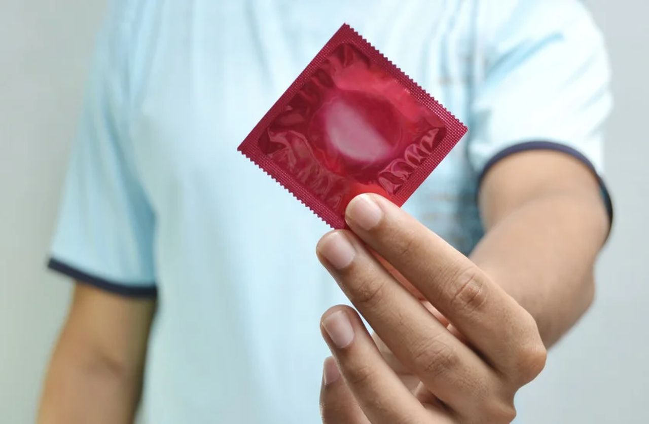 Anvisa suspende venda de lotes de preservativos após falha. Veja quais