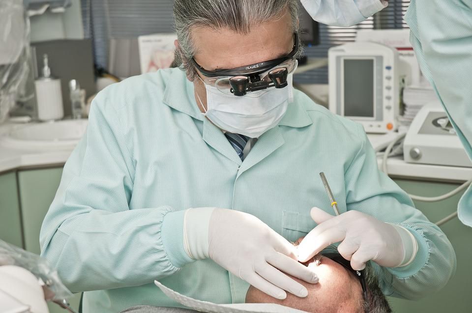 Saiba quando a dor de cabeça pode ser sinal de problema odontológico
