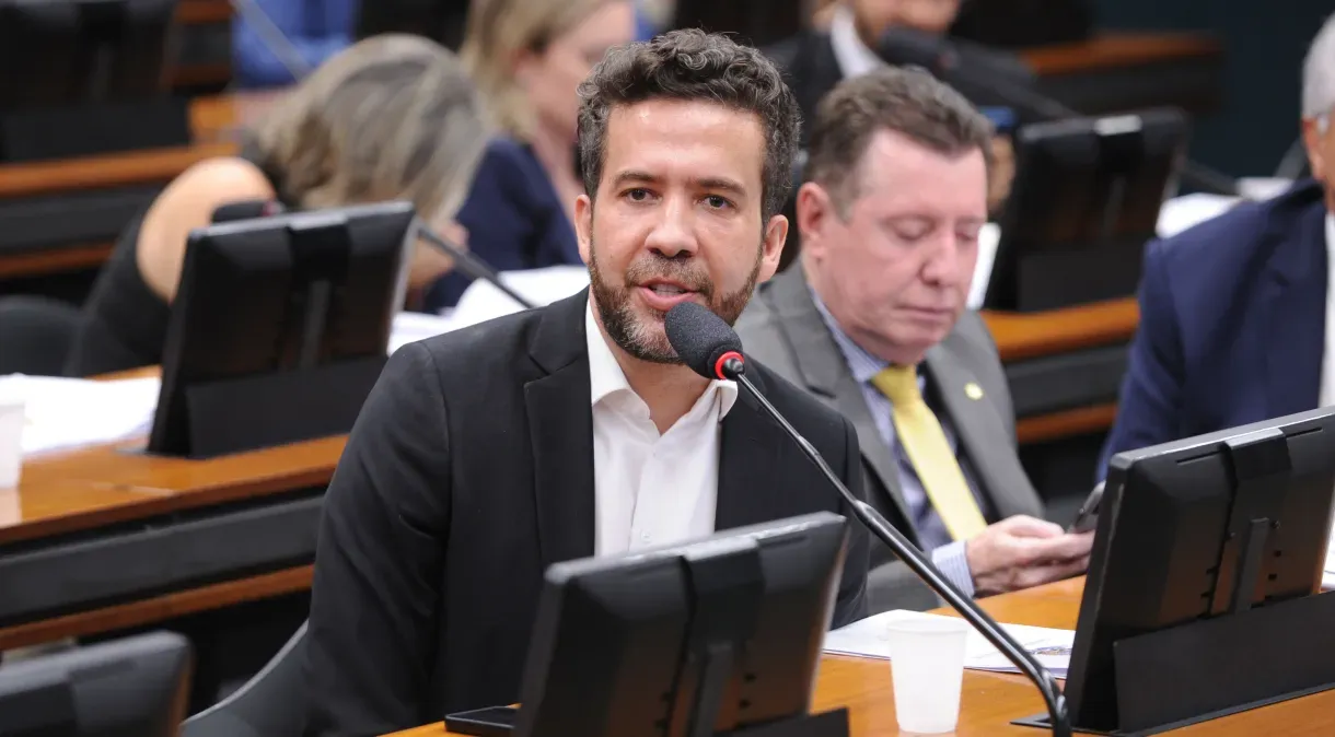 O que é “rachadinha”? Entenda a prática e por que é considerada crime