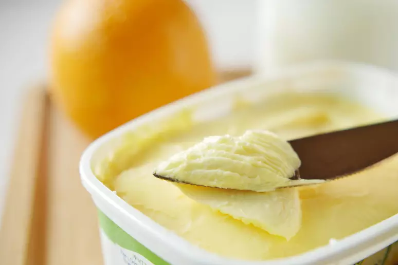 A margarina é feita de plástico? Manteiga é mais saudável? Descubra