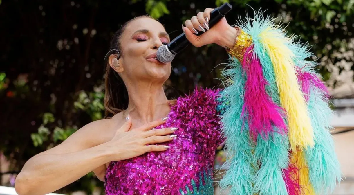 Ivete Sangalo faz 52 anos e ganha homenagem na Times Square