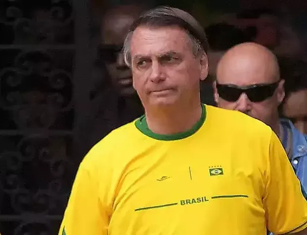 Bolsonaro critica ‘direita limpinha’ e diz acordar ‘todo dia com a sensação da PF na porta’