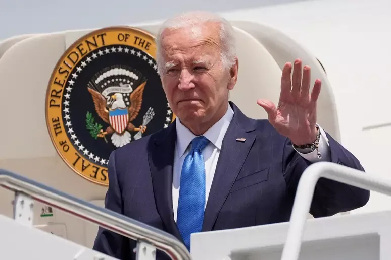 Biden diz que está bem em 1ª aparição pública após desistir de reeleição