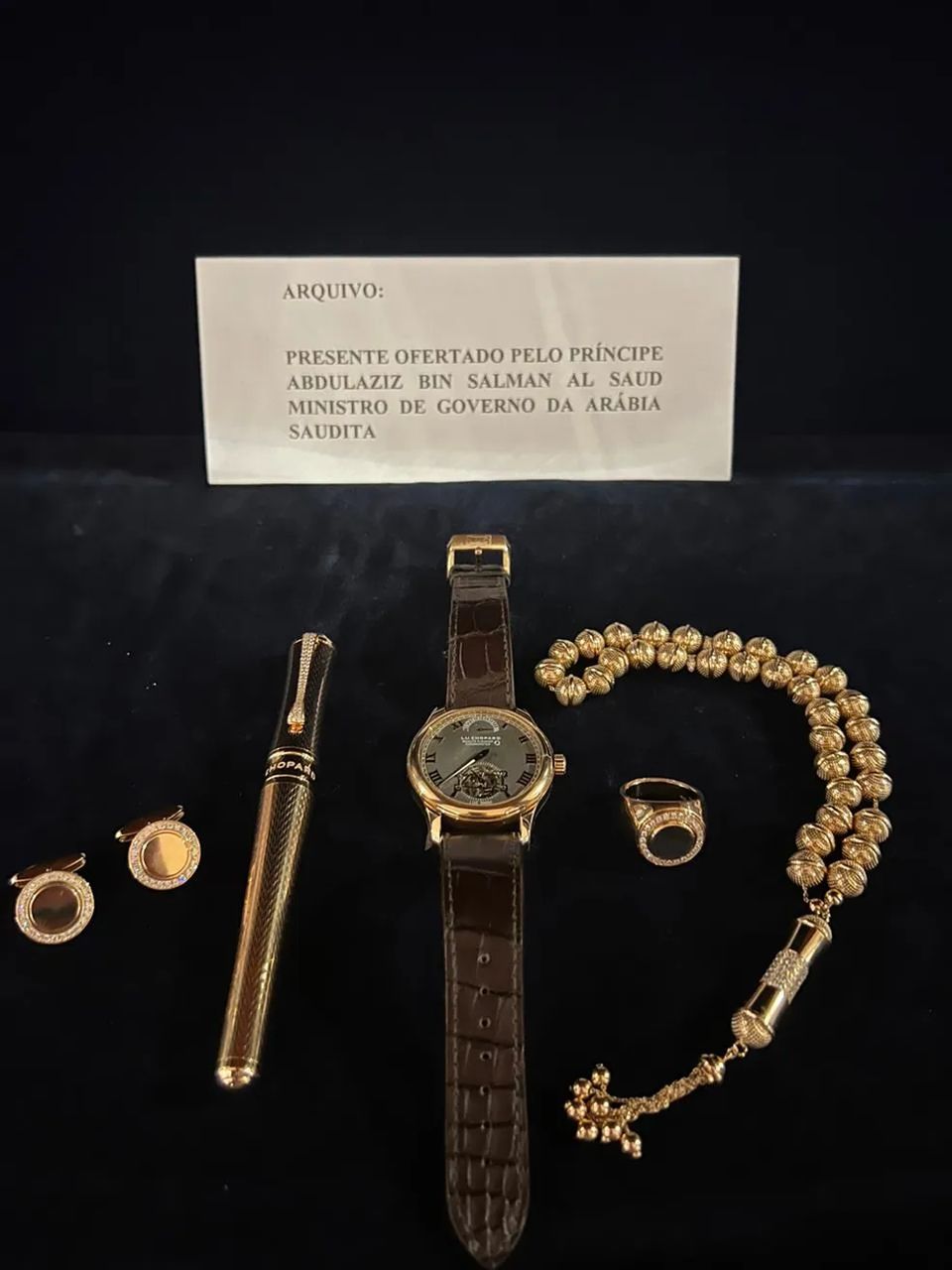 Defesa de Bolsonaro entrega joias em Brasília e aguarda documento para devolver armas