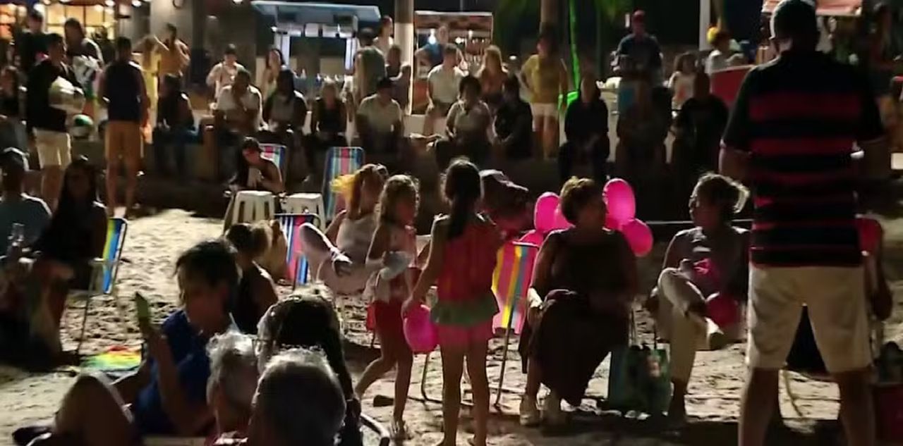 Luau gratuito atrai moradores e turistas para Orla da Ponta Verde, em Maceió