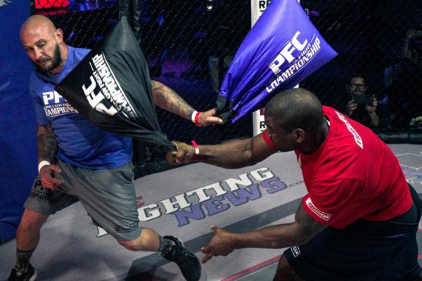 Torneio de Luta de Travesseiro chega ao Brasil com prêmio de R$ 5 mil