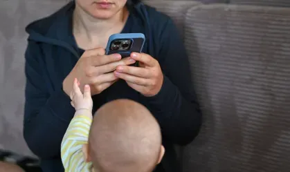 Entenda como o uso do celular pode afetar interações entre pais e filhos