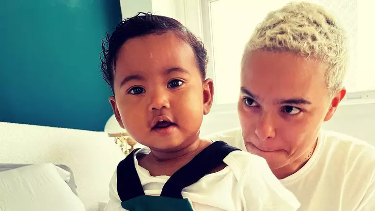 Maria Gadú posta foto com a filha pela primeira vez
