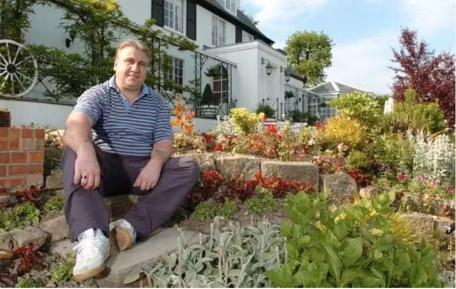 Homem que ganhou cerca de R$ 150 milhões na loteria hoje trabalha como vidraceiro