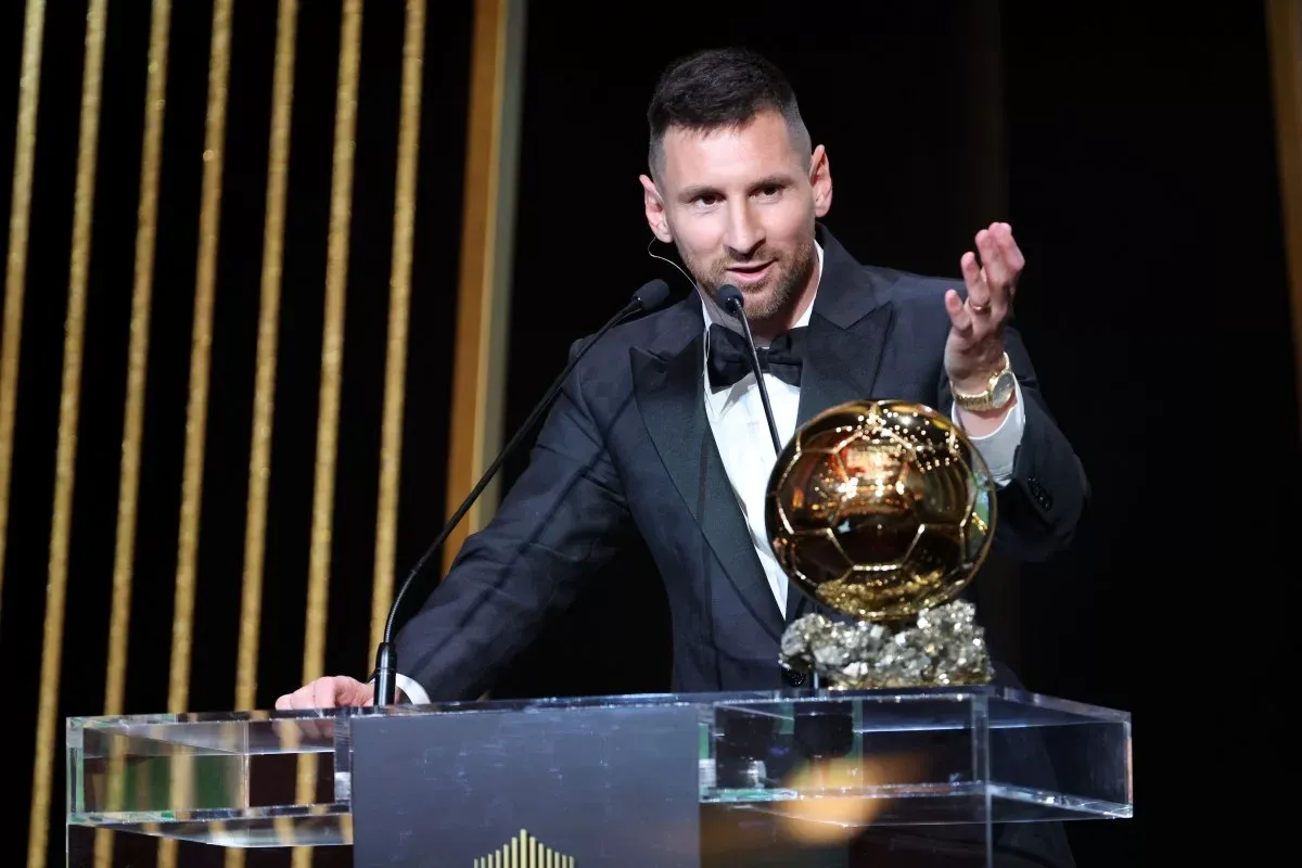 Messi vence a Bola de Ouro pela oitava vez na carreira