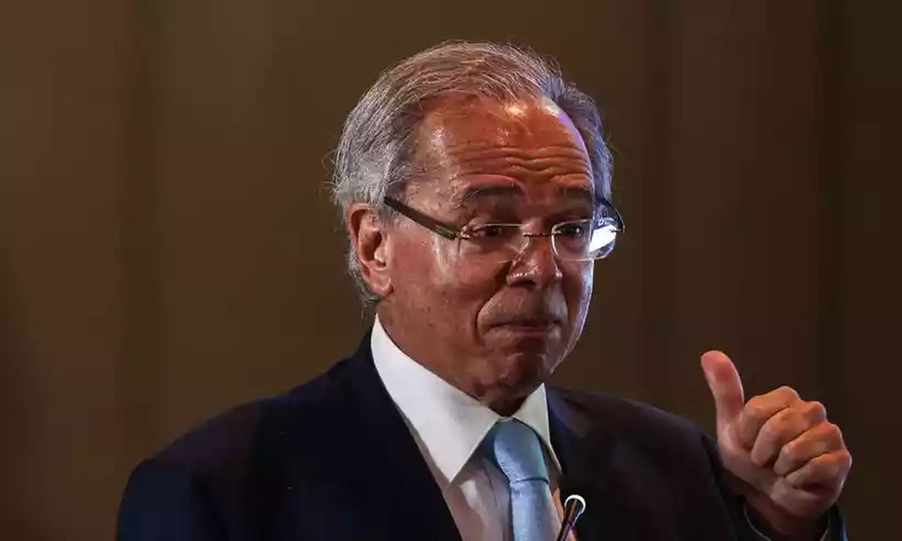 Paulo Guedes afirma 'nós roubamos menos', mas se corrige em seguida
