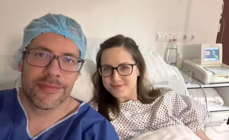 Mulher que nasceu com duas vaginas e dois úteros dá à luz bebê considerado 'milagroso'