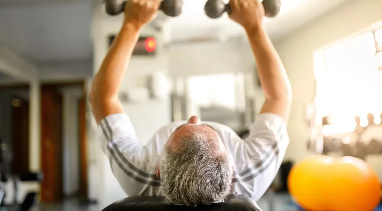 Musculação melhora sintomas de depressão e ansiedade em idosos, confirma estudo